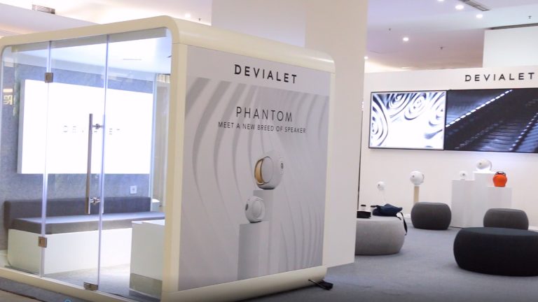 Ngobrol dengan CEO V2 Indonesia saat melihat Popup Store DEVIALET di MUSIQUE Plaza Indonesia