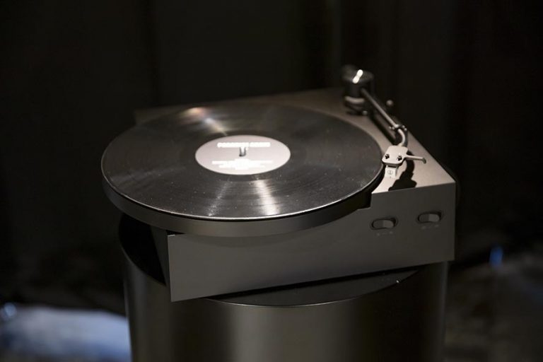 Turntable murmer IKEA & EDM Swedish House Mafia
